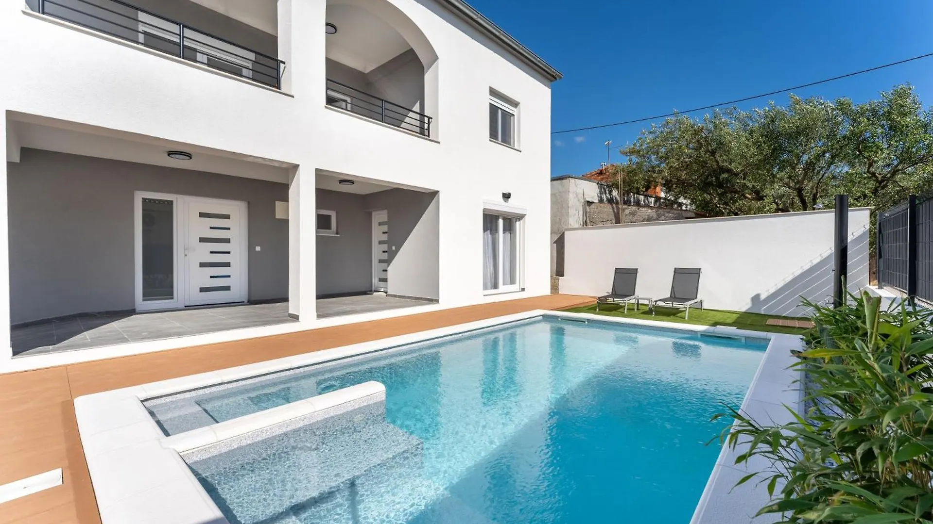 Bernie Apartments With A Pool Zadar