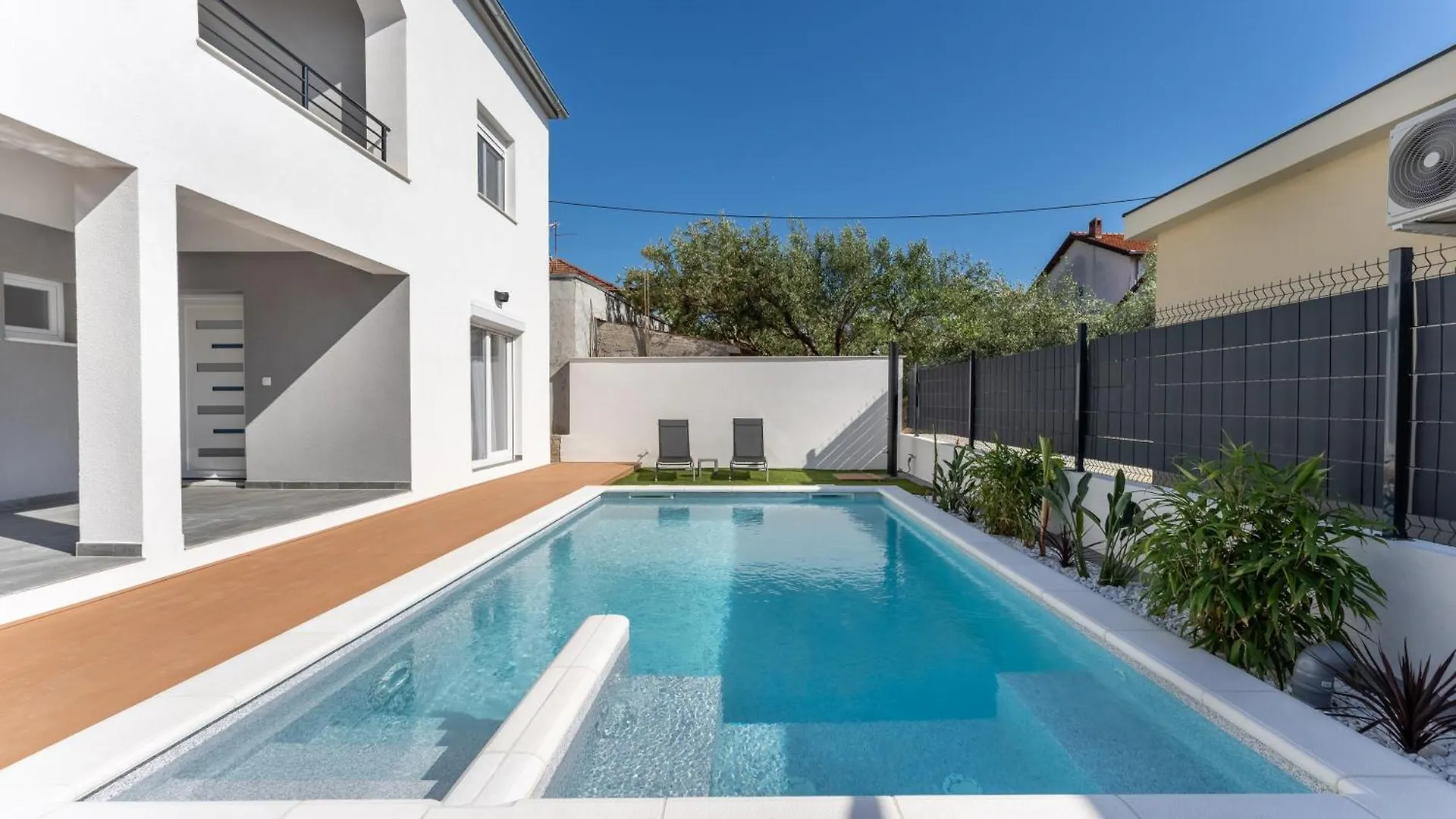 Bernie Apartments With A Pool Zadar