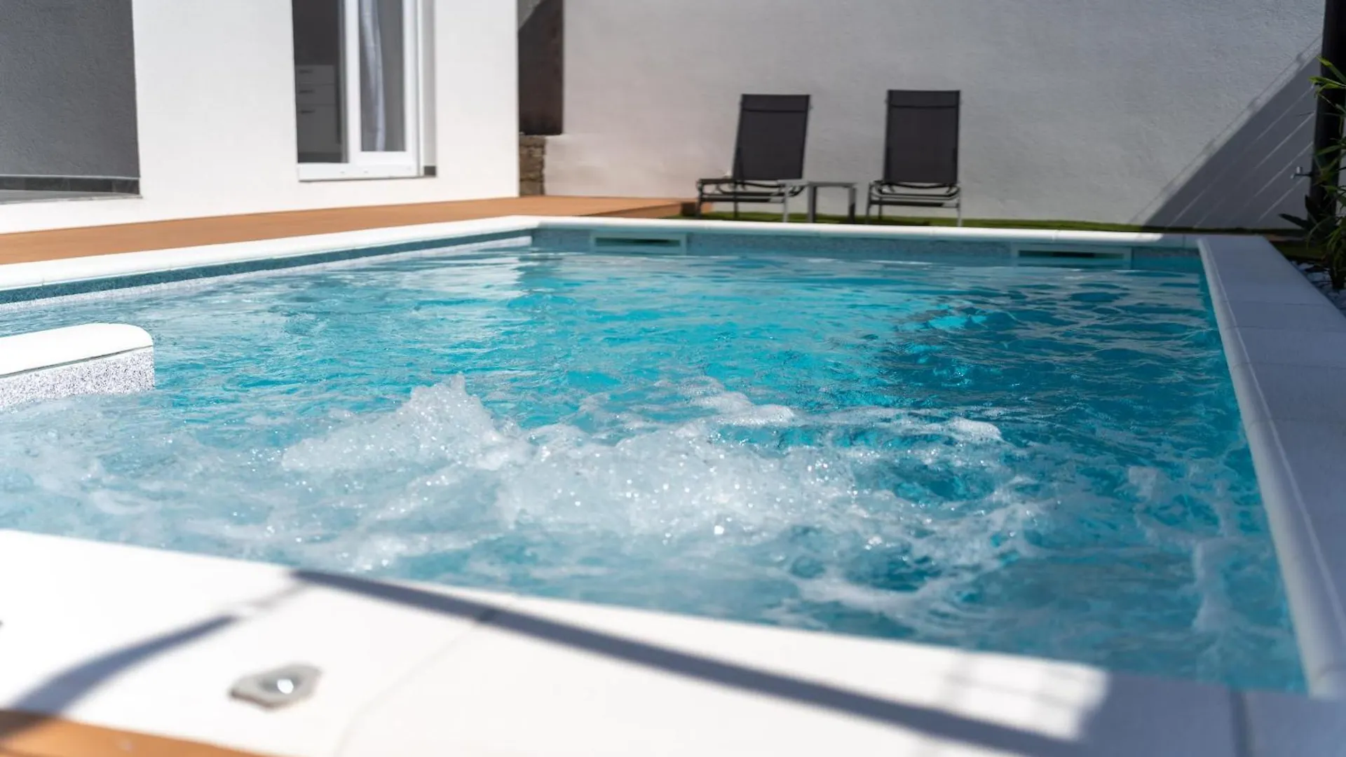 Bernie Apartments With A Pool Zadar