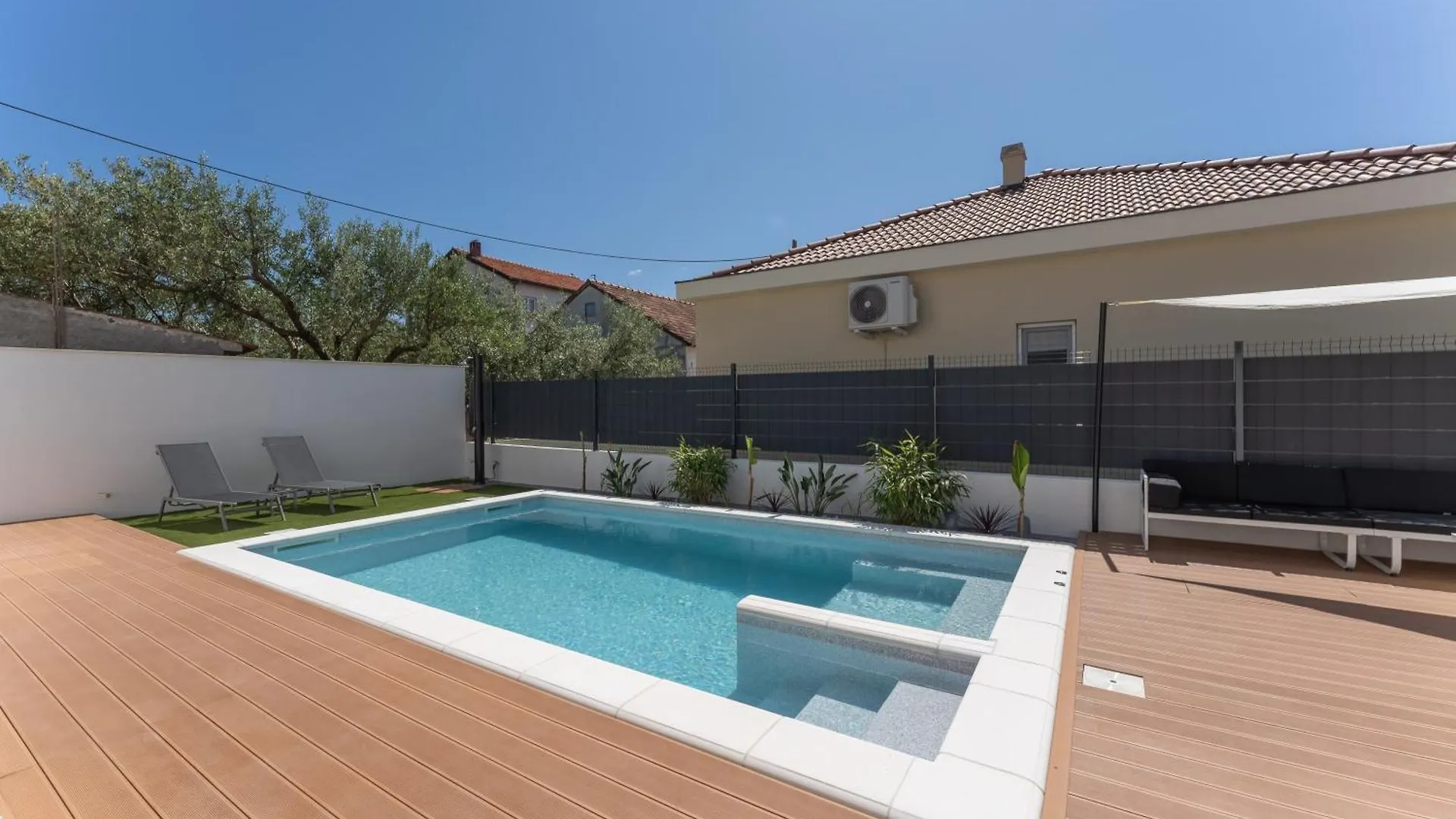 Bernie Apartments With A Pool Zadar