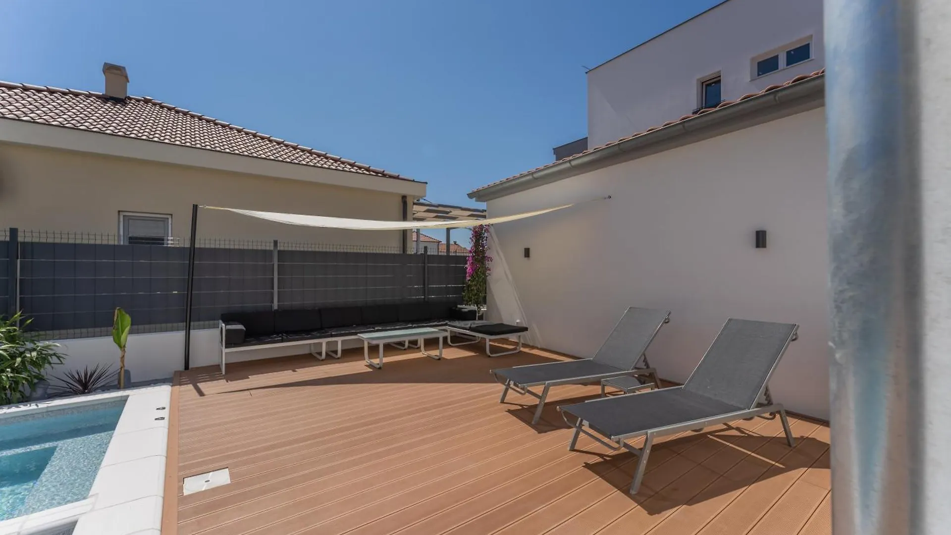 Bernie Apartments With A Pool Zadar 0*,
